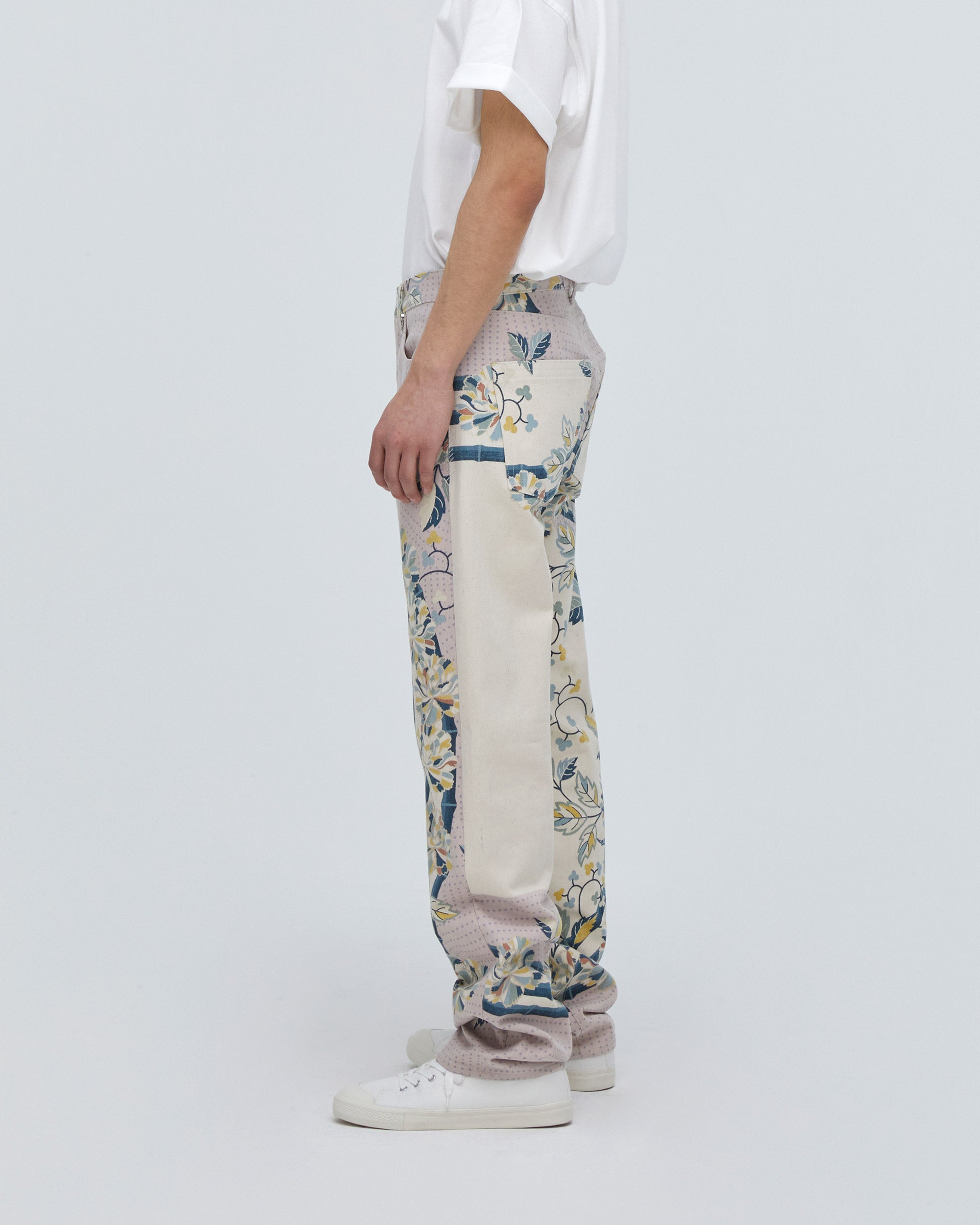 サイドフィットスタイル<br>バックヨーク位置と、ポケット口に入れたトリプルステッチの効果によりヒップUPして見えます。