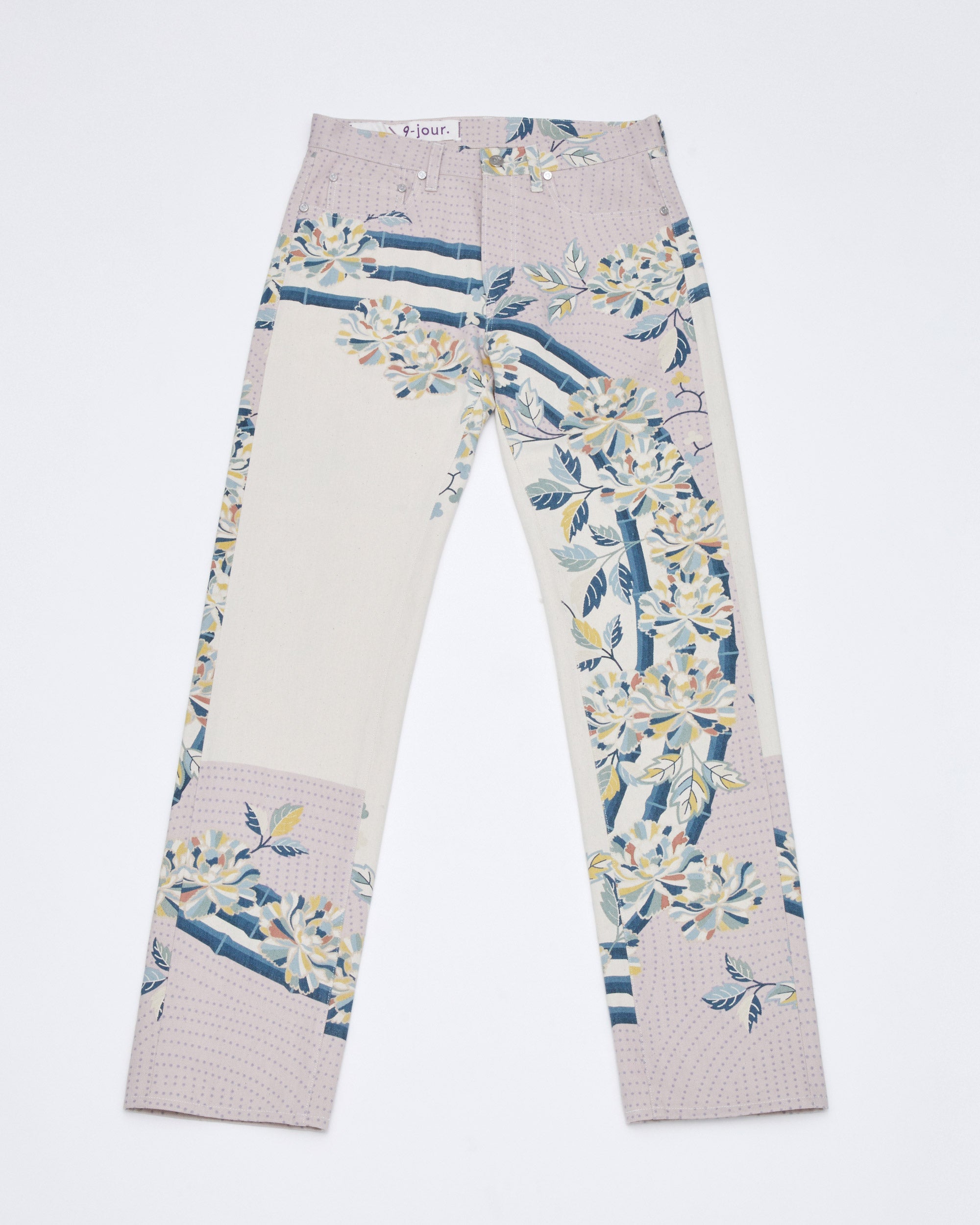 フロントプットスタイル<br>股上を立体的にすることで面積を小さく見せ、更に股下をスッキリと見せる事により脚が長く見えます。