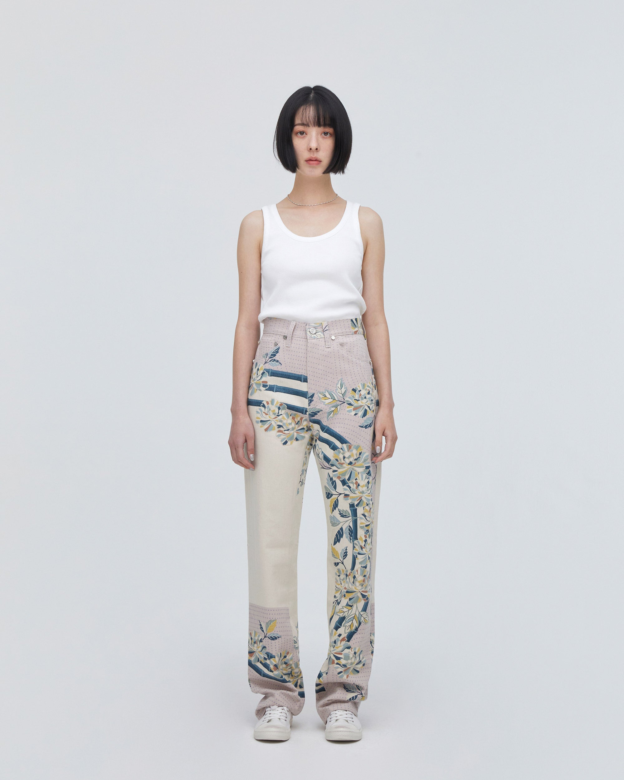 High-Waist Straight MODEL<br>フロントフィットスタイル<br>股下にスッキリと美しい三角形が見えるようにマチを施し立体的に仕上げています。