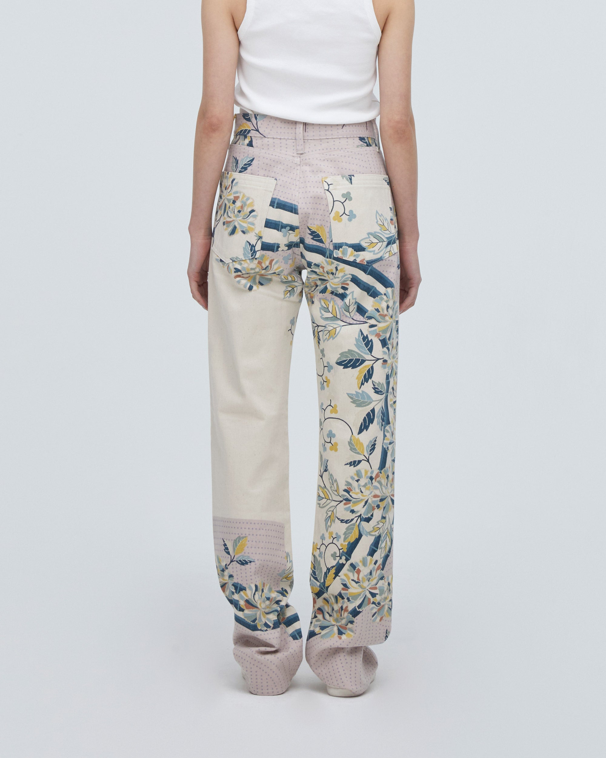 バックフィットスタイル<br>ヒップを包み込むように作った立体的なバックスタイルは小尻効果があります。