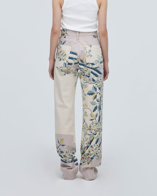 バックフィットスタイル<br>ヒップを包み込むように作った立体的なバックスタイルは小尻効果があります。