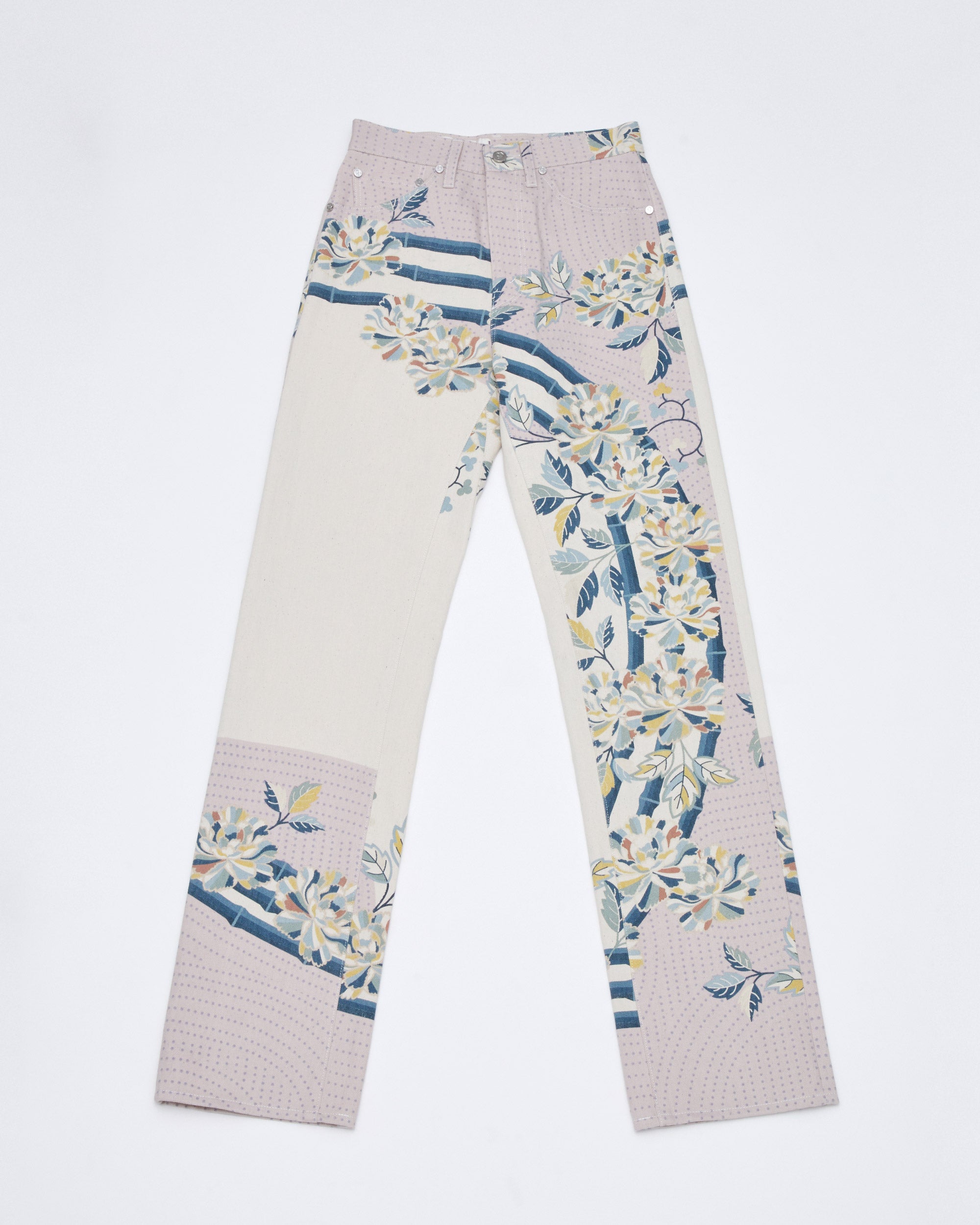 フロントプットスタイル<br>丸みのある立体的なフォルムに仕上げています。更に股下をスッキリと見せる事により脚が長く見えます。