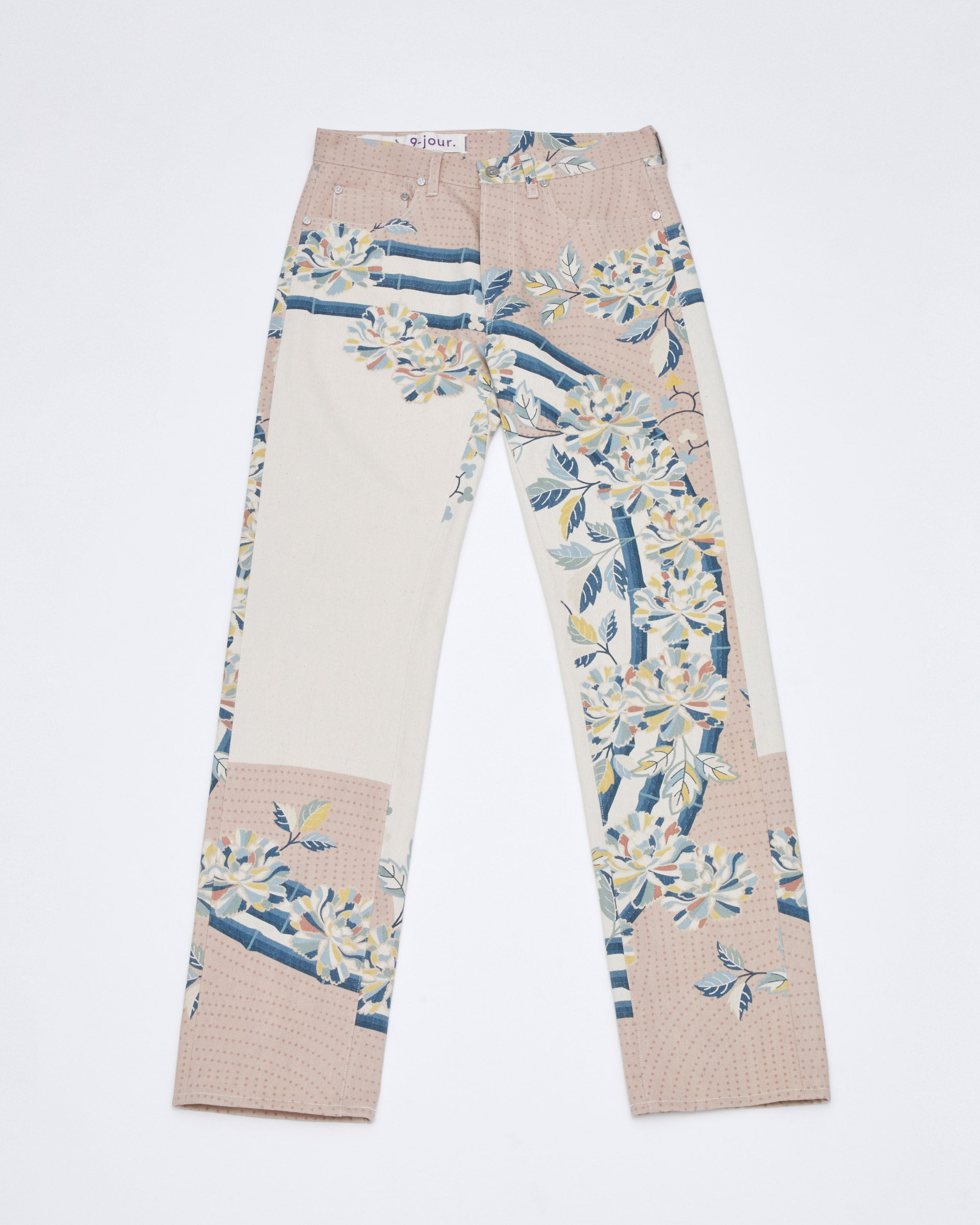 フロントプットスタイル<br>股上を立体的にすることで面積を小さく見せ、更に股下をスッキリと見せる事により脚が長く見えます。