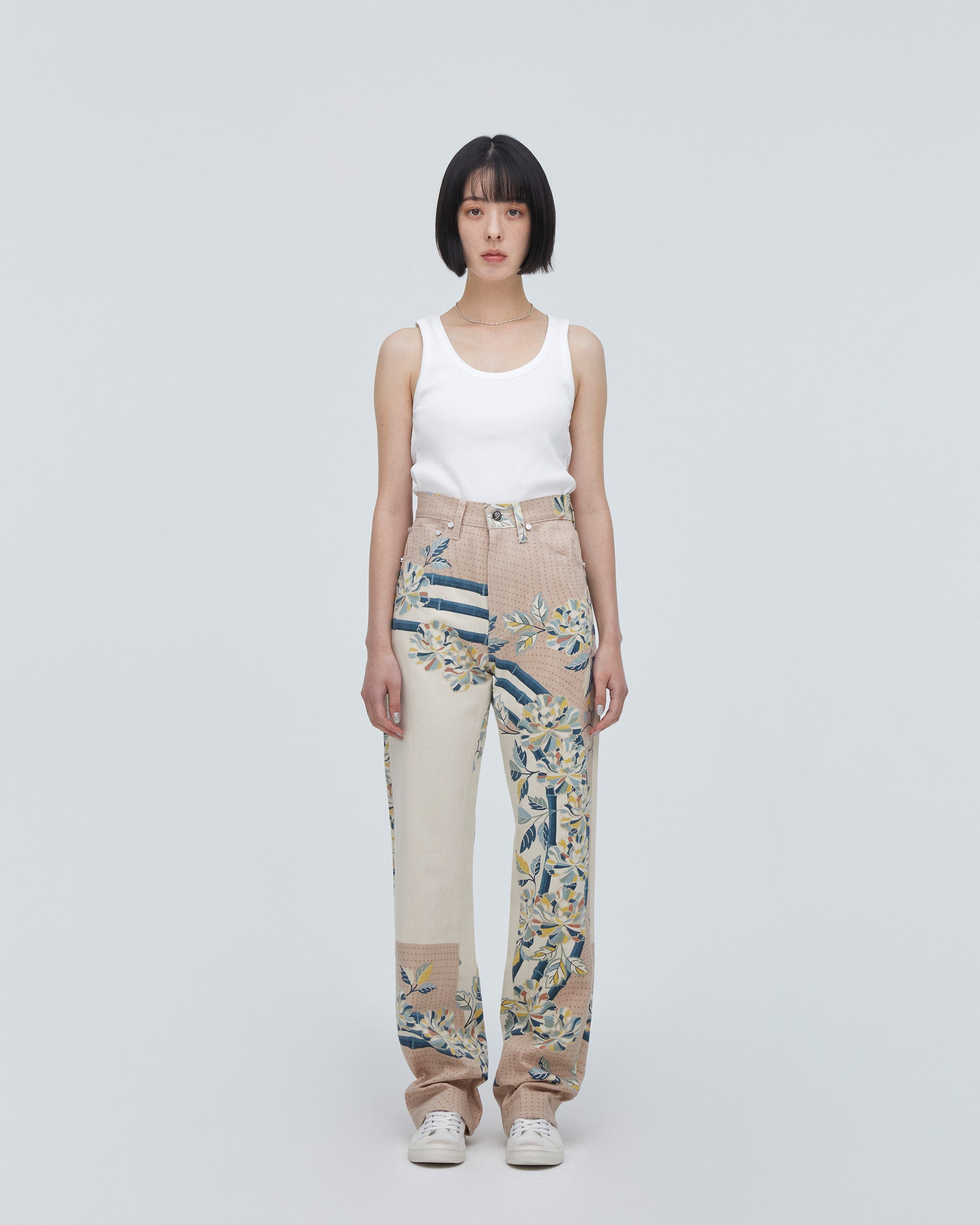 High-Waist Straight MODEL<br>フロントフィットスタイル<br>股下にスッキリと美しい三角形が見えるようにマチを施し立体的に仕上げています。