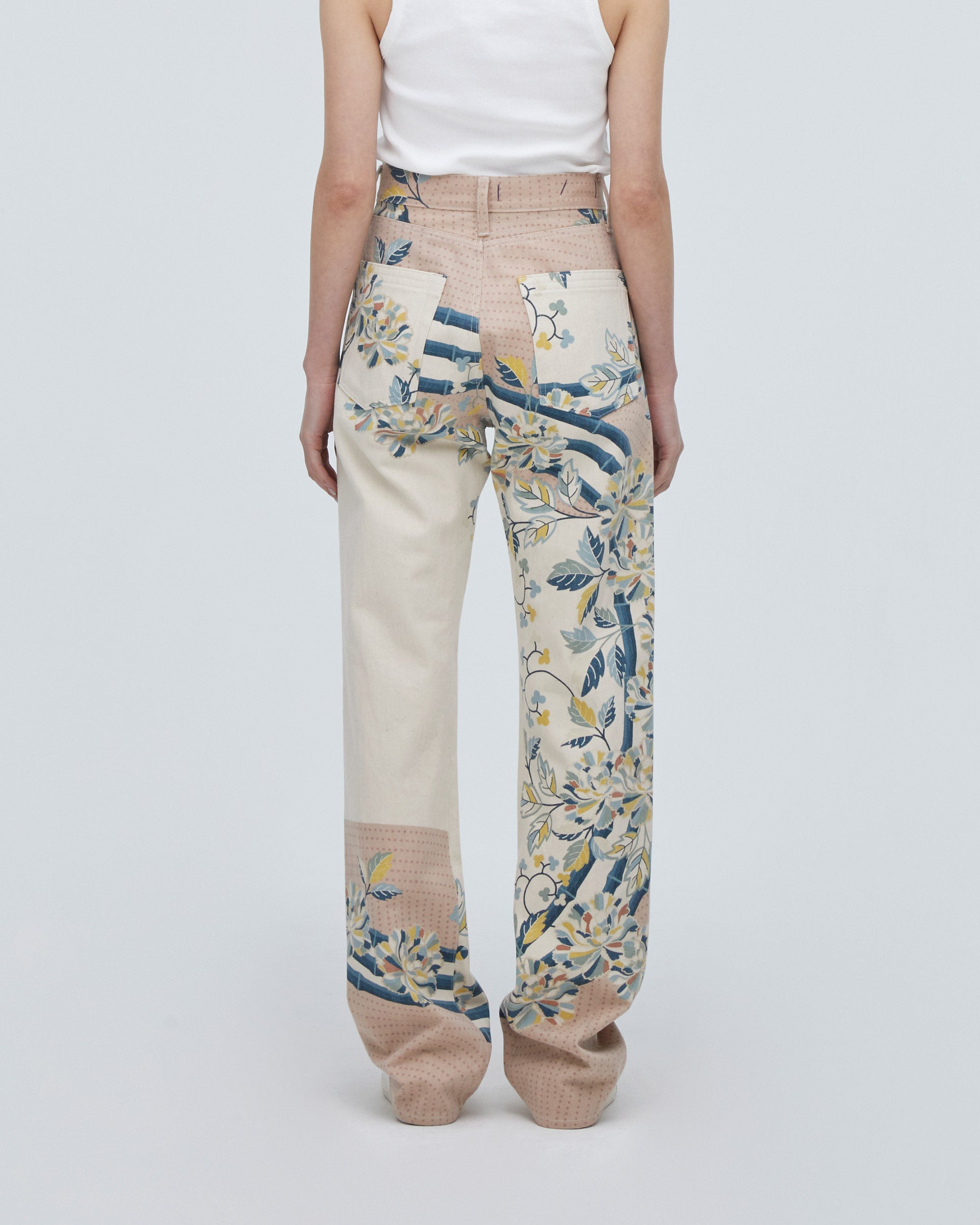 バックフィットスタイル<br>ヒップを包み込むように作った立体的なバックスタイルは小尻効果があります。