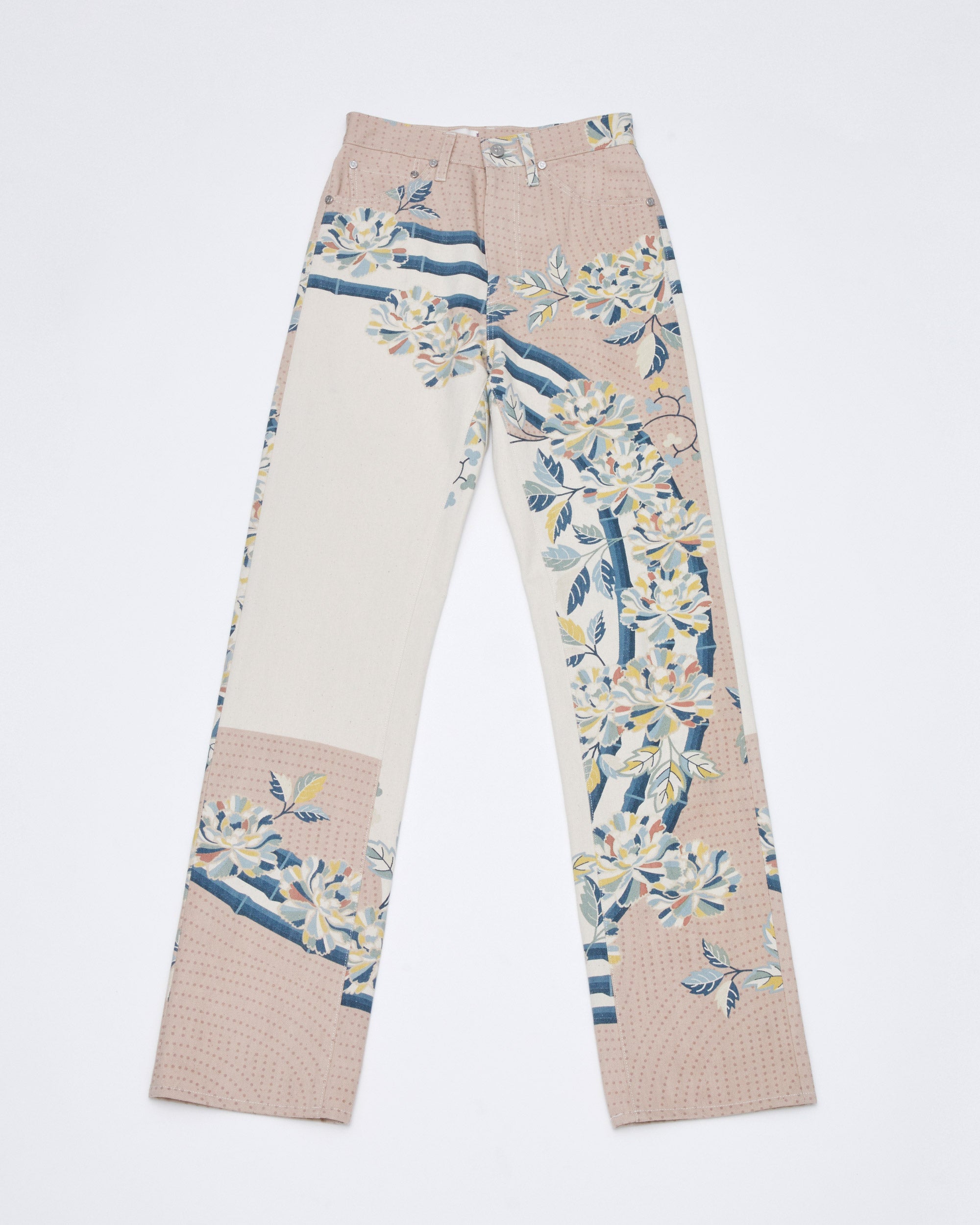 フロントプットスタイル<br>丸みのある立体的なフォルムに仕上げています。更に股下をスッキリと見せる事により脚が長く見えます。