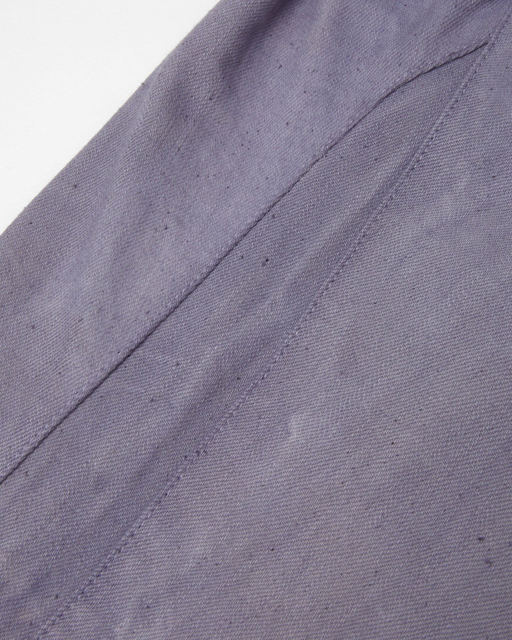 内股にロケット型のマチを入れる事で生地のもたつきをなくし、すっきりとしたフォルムを作りました。